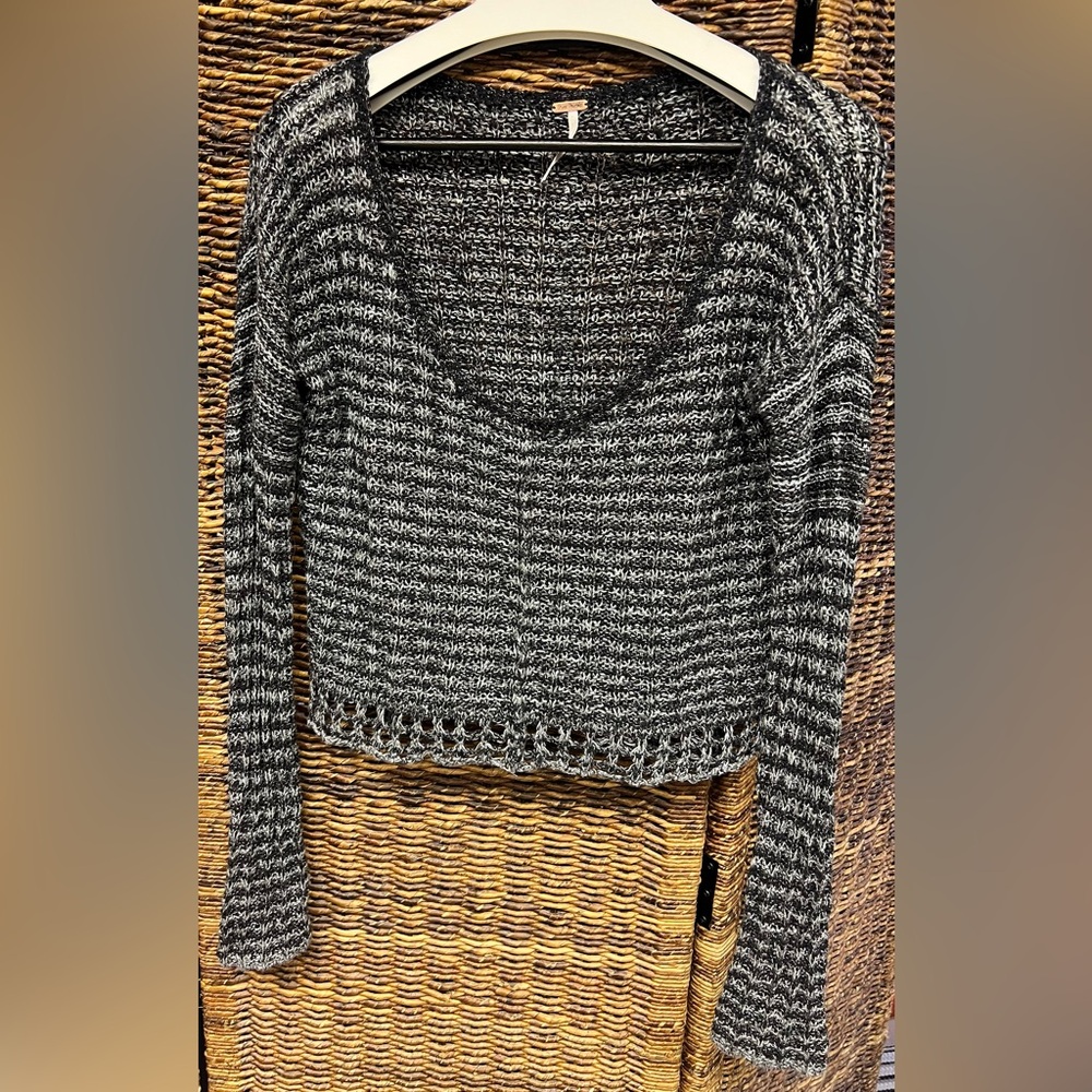 Free People- Gray Knit Cropped Sweater, Size.Medium‎